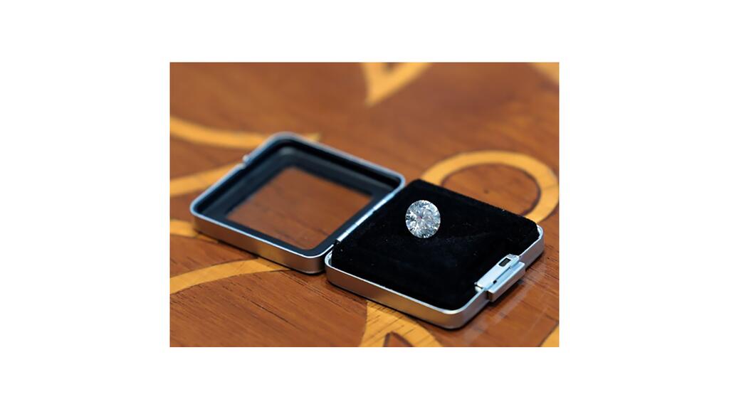This 7.50-carat lab-grown diamond was presented by Indian Prime Minister Narendra Modi to First Lady Jill Biden during his recent visit to the White House. (Image courtesy of India’s Ministry of Information and Broadcasting) Lab-grown diamond in a box