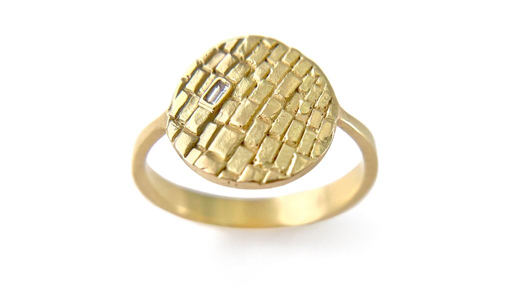 Kelsey Simmen’s 18-karat yellow gold “Sugar Brick” disk ring is set with a 0.024-carat lab-grown diamond. Kelsey Simmen’s 18-karat yellow gold “Sugar Brick” disk ring