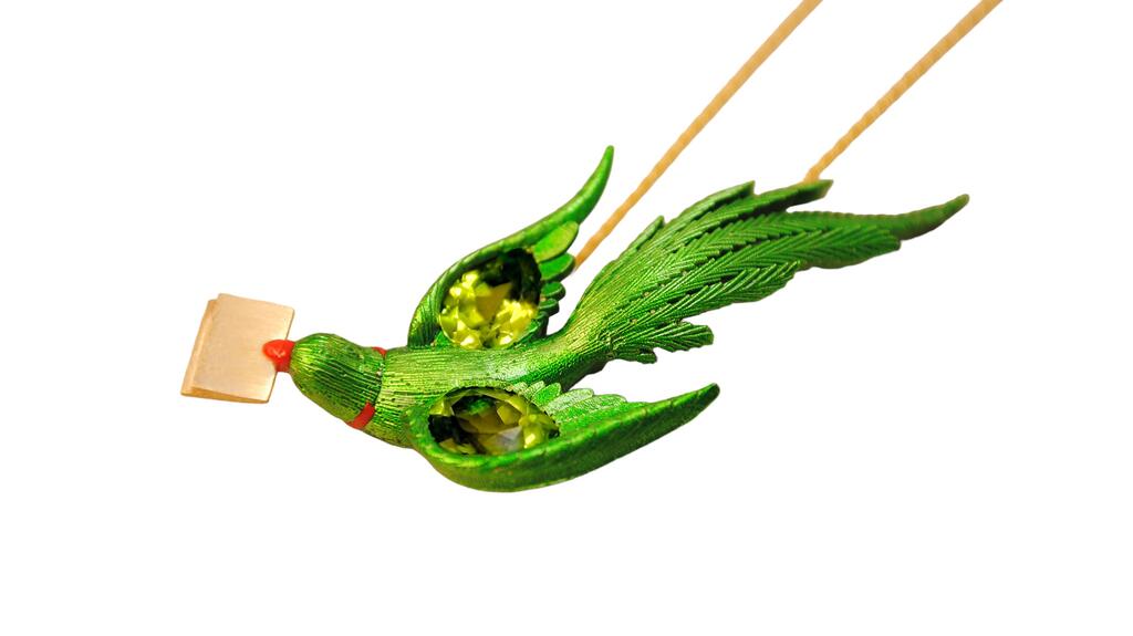 Estaa’s take on the parrot, a bird the brand named “Kismet,” has two pear-shaped peridots set in the wings. Estaa’s “Kismet the Parrot of Good Fortune”