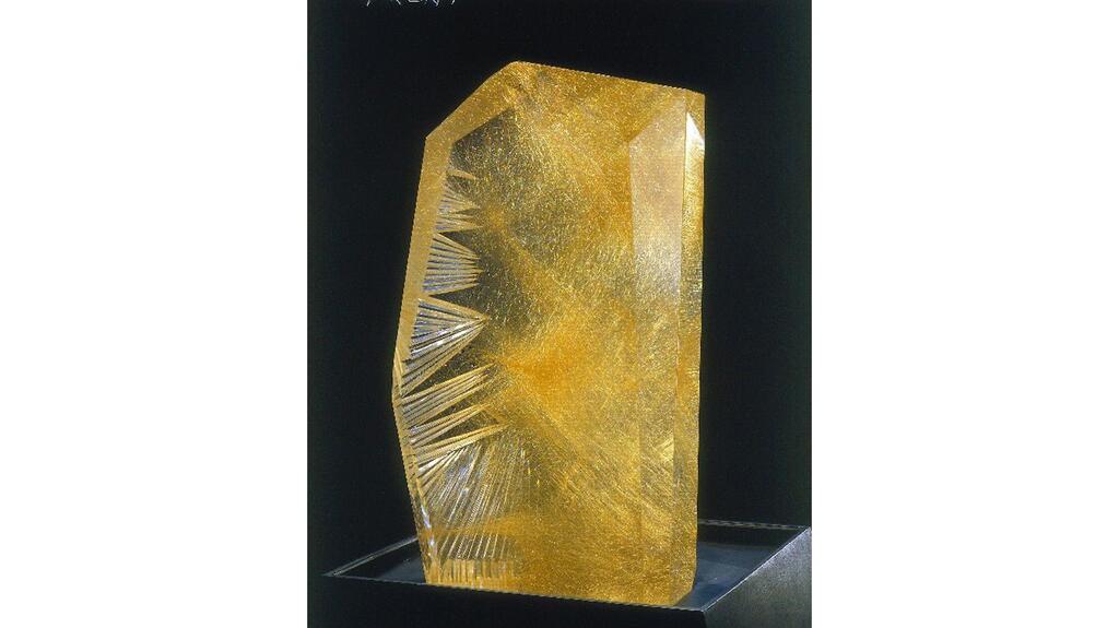 “Metamorphosis” was part of the private collection belonging to Michael Scott, the first president of Apple Computer, with whom Bernd had a unique relationship with for many years. It once resided in the company’s California headquarters. Bernd Munsteiner Metamorphosis