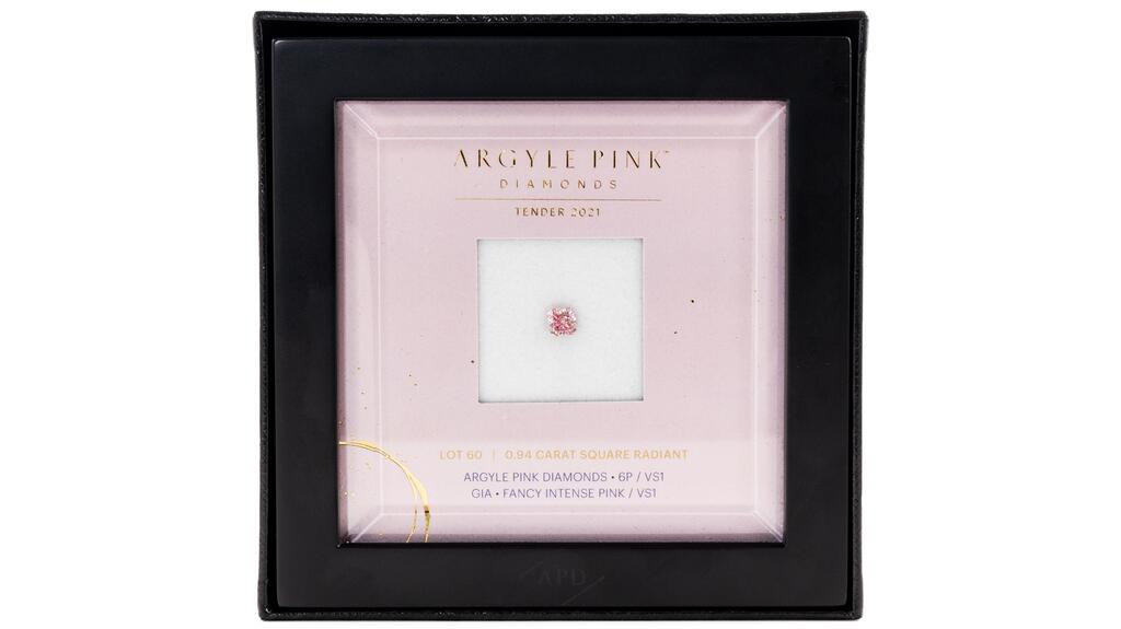 A 0.94-carat radiant-cut fancy intense Argyle pink diamond, estimated to sell for up to $522,000 0.94- carat Argyle pink diamond