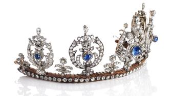 This sapphire and diamond tiara will be the highlight of the upcoming Jewellery and Handbags auction at Danish auction house Bruun Rasmussen. Once belonging to Princess Thyra of Denmark, it’s estimated to sell for between 600,000 and 800,000 DKK (about $83,000 to $111,000 at current exchange rates). 20221123_Tiara-header.jpg