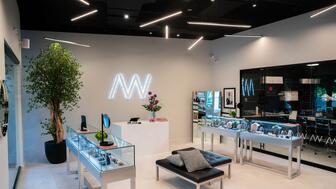 Fine jewelry brand Ali Weiss opened its second retail location last month. It’s located in Roslyn, New York, a suburb of New York City. Ali Weiss jewelry store and piercing studio in Roslyn, New York