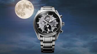 Comprising three models, Citizen’s new “Tsuki-yomi A-T” collection utilizes the “Luna Program” unique mathematical formula to calculate moon phase via signals from multi-band radio transmitters. Citizen Tsuki-yomi A-T moon phase watch